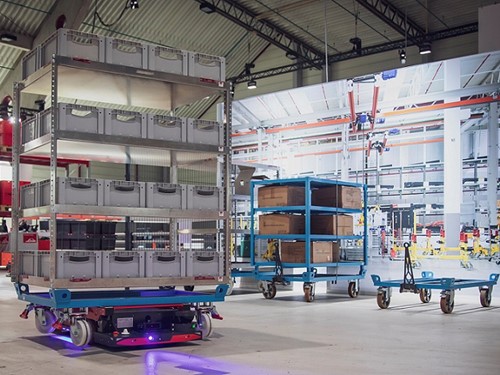Inteligentní transportní roboti Linde C-Matic HP optimalizují tok materiálu ve skladu