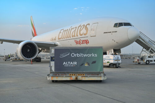 Z Dubaje až do vesmíru: Emirates SkyCargo přepravila první komerční AI satelit ze Spojených arabských emirátů